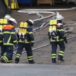 Ein 3er-Trupp mit 2-Flaschen-PA-Geräten geht unter Anleitung des Zugführers ins Objekt vor. (c) MT AG MuK