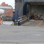 33HLF an der Laderampe für die Wasserversorgung der Angriffsleitungen. Das Bild vermittelt einen guten Eindruck von der Schiffsgröße. (c) MT AG MuK