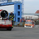 Das Löschunterstützungsfahrzeug LUF 60 verläßt zum Auftanken den Schiffsrumpf. (c) MT AG MuK