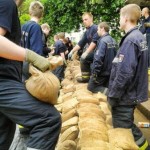 Hamburger Feuerwehrleute errichten einen Behelfsdamm