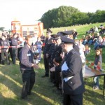 Den Pokal des dritten Platzes abgeholt von Lars Reymers - FF Kirchwerder Nord