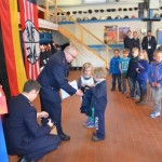 Übergabe der gesponsorten Shirts an die Borstels Minis