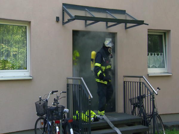 Personenrettungen mittels Fluchthauben durch PA-Trupp (c) tvr-news