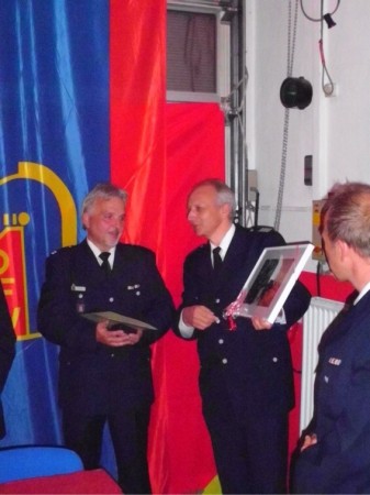 Gratulation von Bereichsführer Rolf Lohse an Wehrführer Achim Popp