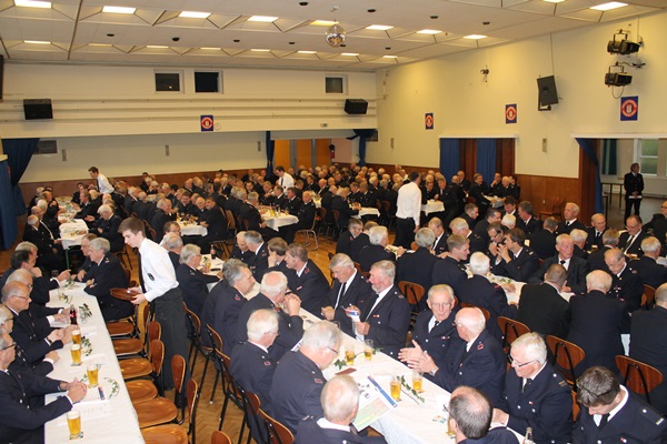 Das Volkshaus füllt sich(c)sn