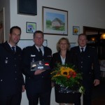 v.l.n.r. WF/V Christian Rath, Jubilar Heiko Jungclaus mit seiner Frau Tanja und BERF Marschlande Sebastian Struss