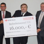 Der Vorstand der Hamburger Feuerkasse, Herr Stephan Litzen und der Geschäftsführer der Hanseatischen Feuerwehr-Unfallkasse Nord, Herr Lutz Kettenbeil übereichen die 16.000 Euro an Landesbereichsführ