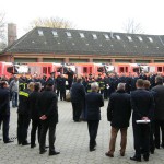 Wehrmitglieder erwarten die Übergabe der Fahrzeugschlüssel (c) AG MuK