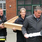 Der Vertreter von Magirus mit Werner Schirmer und Andreas Meier (FF AK F 03) bei der Schlüsselübergabe. Symbolisch erhielt jede Wehr einen übergroßen Zündschlüssel. (c) AG MuK