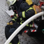 Feuerwehrmann nach einem Atemschutzeinsatz. Solch ein einsatz ist eine große Herausforderung für den Körper und Bedarf regelmäßigen Trainings - dp/MuK