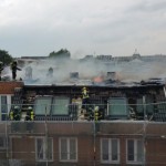 Löscharbeiten am Dach, dass noch zum Teil in Flammen steht! - Bild: D. Schäfer