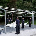 Am neuen Standort galt es erst den Grundrahmen, dann den Boden, schließlich das Gestänge zu errichten (c) FF OSD