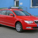 Skoda Octavia Superb Kombi, vorgerüstet für Digitalfunk (3 Dachant.: 4m, Digital, Radio/GSM)