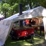 Die neue Feldküche in einsatzbereitem Zustand, aus Wetterschutzgründen im Zelt. Die seitlichen Behälter werden abgenommen und als Ausschanktresen verwendet.