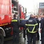 Kameraden begutachten den neuen Schlauchwagen   (C) BG