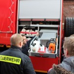 Kameraden begutachten den neuen Schlauchwagen   (C) BG