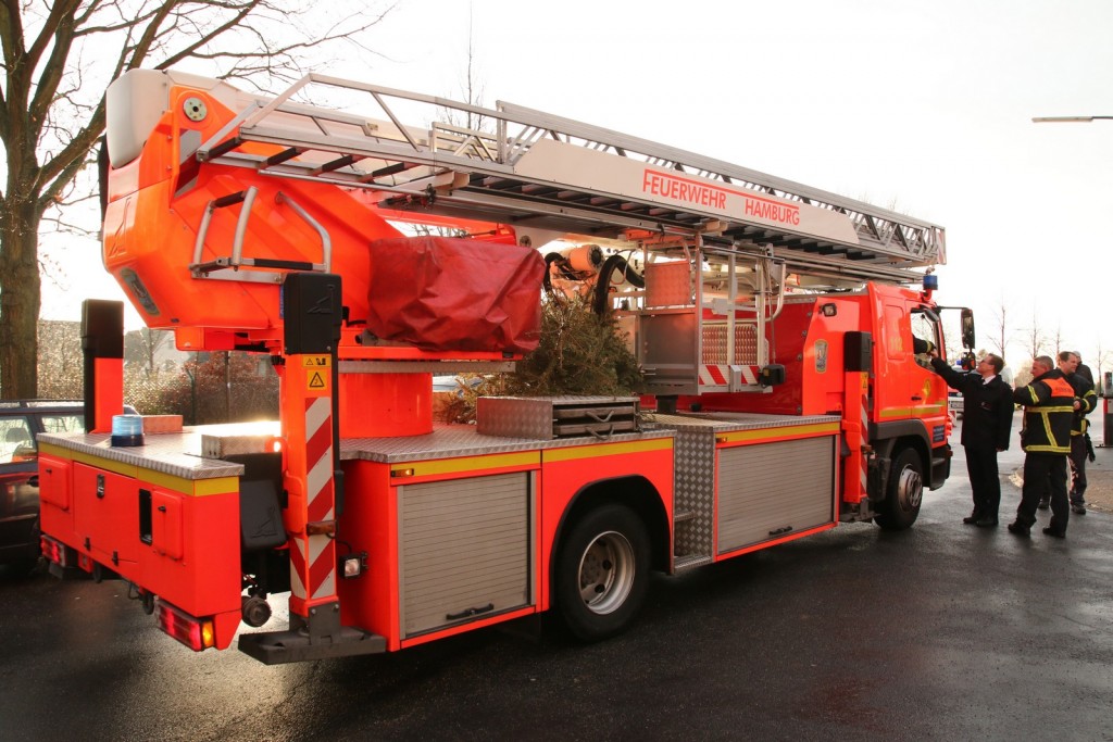 Auch die Kollegen der Berufsfeuerwehr besuchten das Schredderfest und transportierten den Weihnachtsbaum zum Schredder