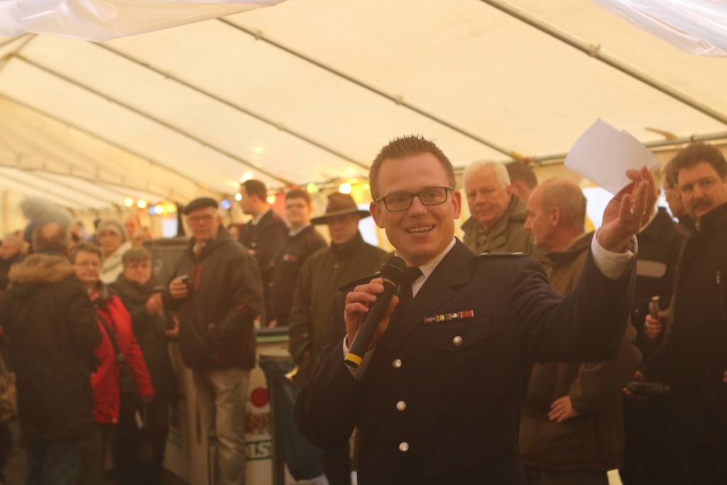 Wehrführer Nico Oestreich begrüßt die Gäste zur Eröffnung des Schredderfestes durch die Finkenwerder Jagdhornbläser