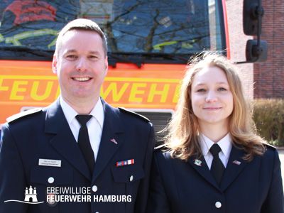 Lena Igla und Landesjugendfeuerwehrwart Uwe von Appen
