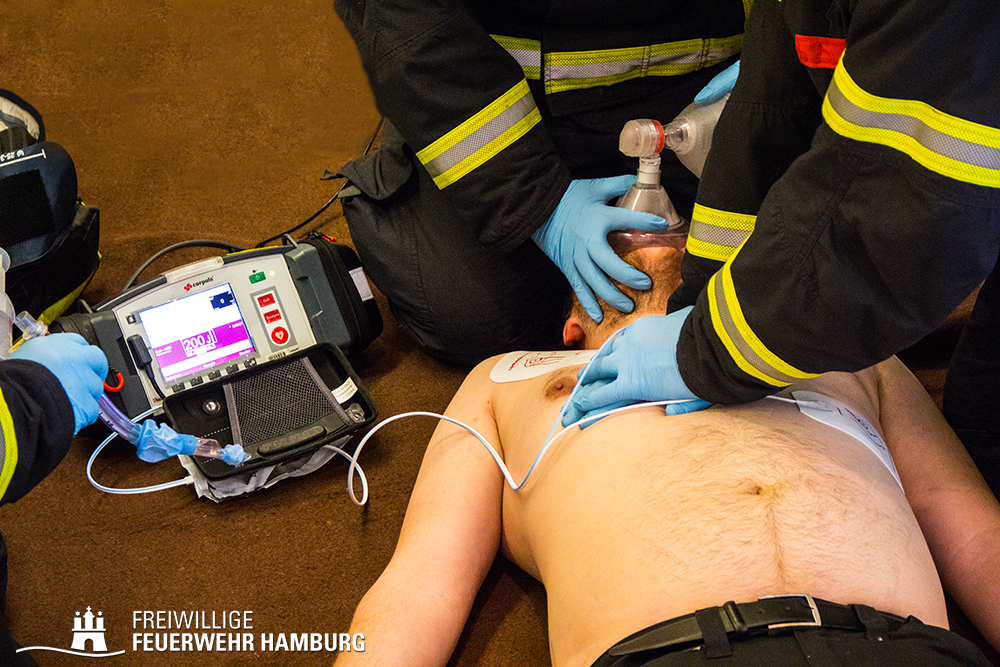 Die Kameraden der FF führen die Herz-Lungen-Wiederbelebung durch