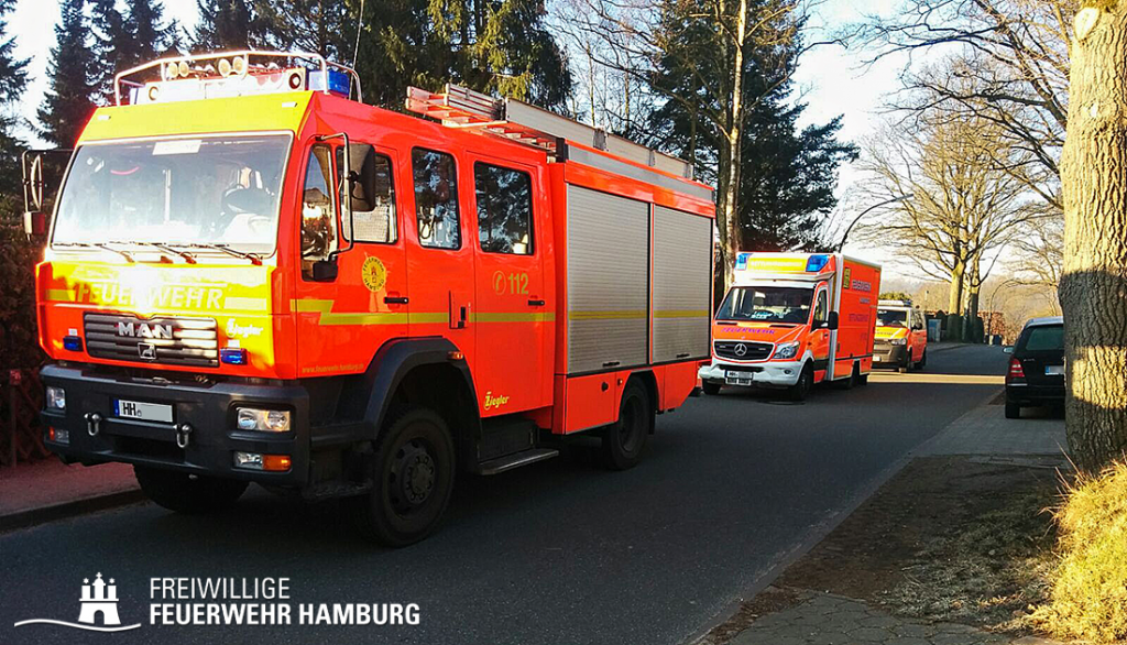 Löschfahrzeug, Rettungswagen und Notarzteinsatzfahrzeug an der Einsatzstelle