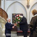 Oberbrandirektor Klaus Maurer gratuliert dem Jubilar.