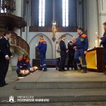 Entzünden von Kerzen als Fürbitte.