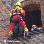 Optimal gesichert, schwebt der Küster langsam gen Boden.