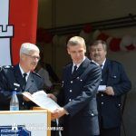 Übergabe der Urkunde zum 125 jährigen Bestehen an den Wehrführer R. Hagelstein