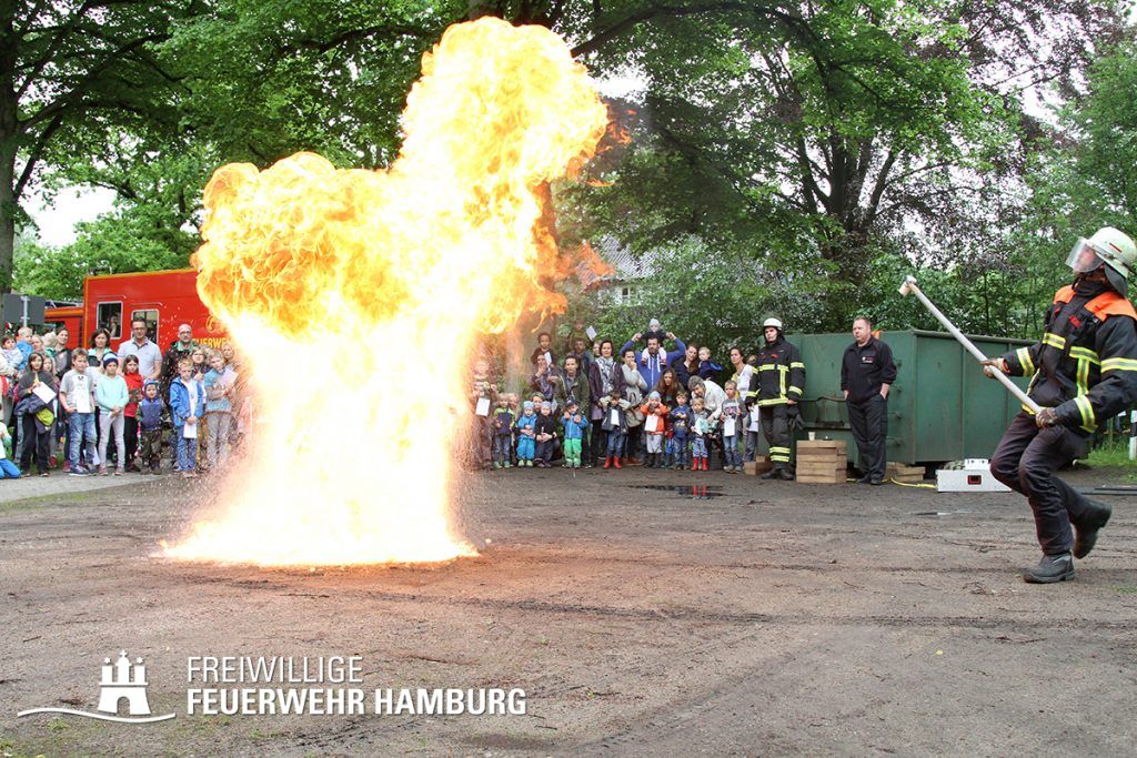 Kontrollierte Explosion beim Tag der offenen Tür in Ohlstedt: Heißes Fett darf man nicht mit Wasser löschen. (Foto: Tim Korves)