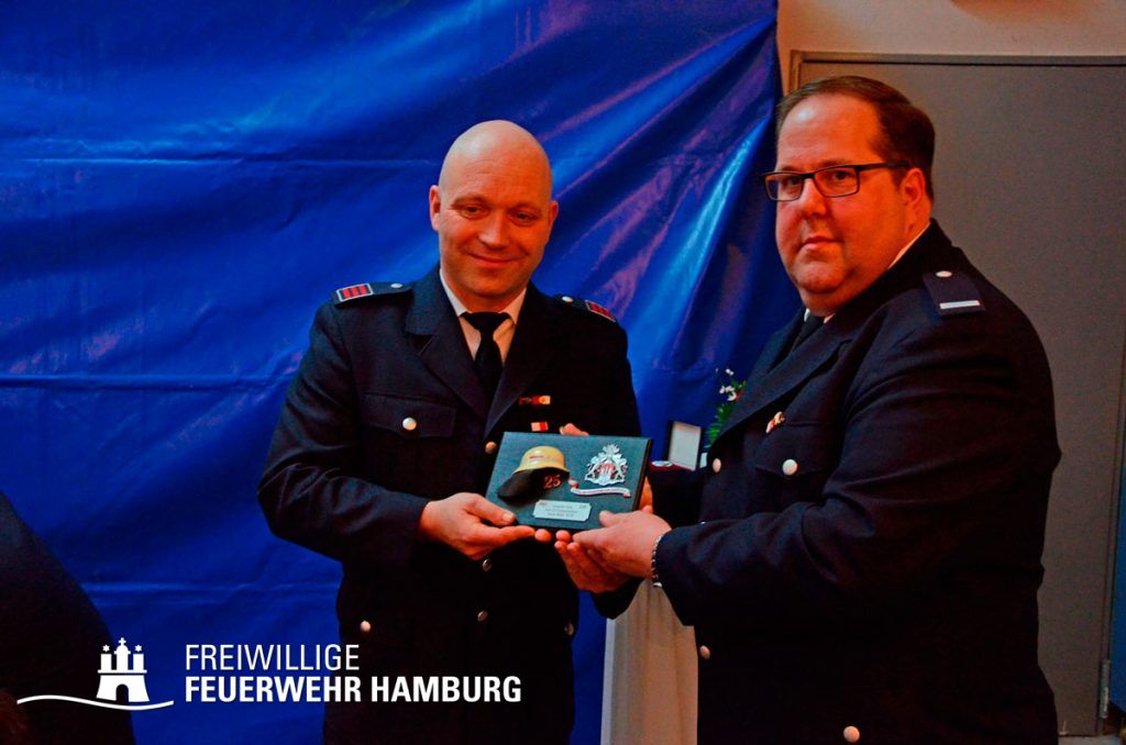 Dirk Wegmann erhält das Geschenk zum 25. Jubiläum