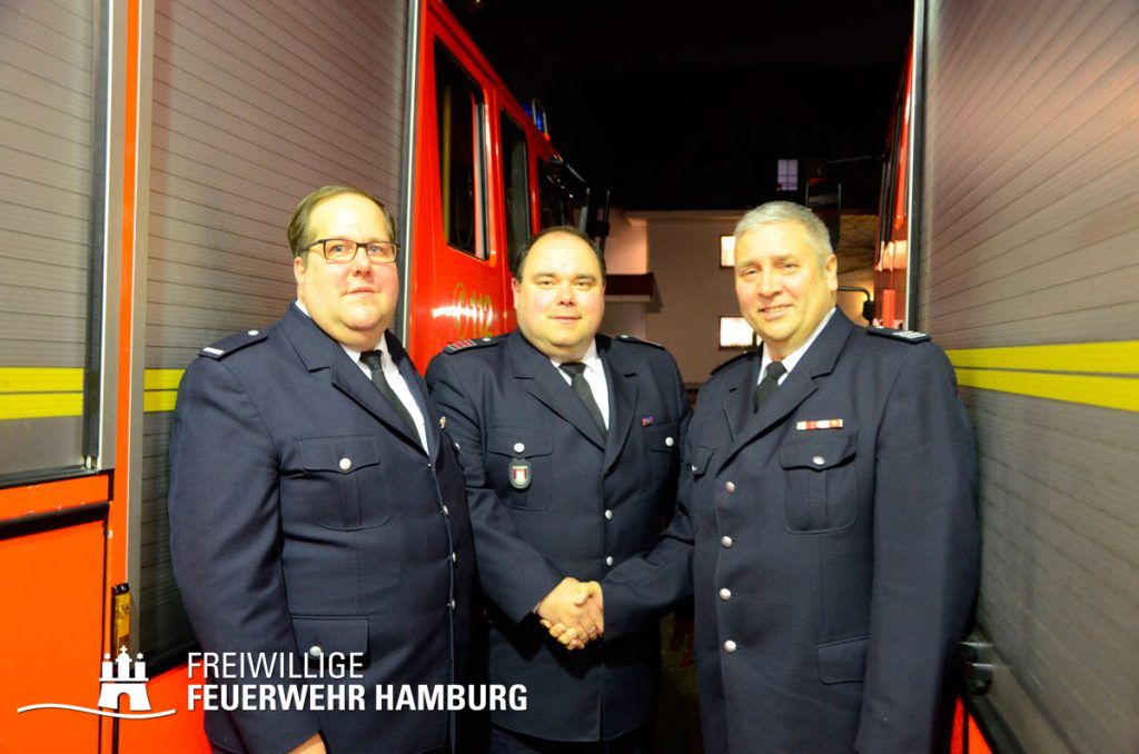 Wehrführer- Vertreter Rüdiger Lach (v.l.), Wehrführer Michael Jahnke, Bereichsführer Bergedorf Thomas Girmann