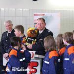 Das neue Maskottchen der JF überreicht vom Bereichsführer Wandsbek