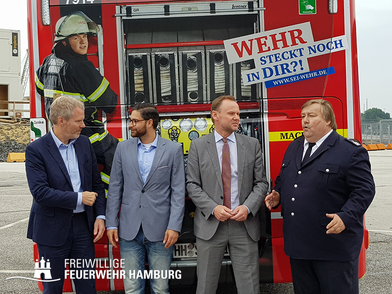 Bei der Vorstellung der Werbekampagne (von links):
Peer Schmidt-Ohm (Werbeagentur Schmidt- Ohm + Partner),
Koorosh Armi (Firma Ströer),
Innensenator Andy Grote
Landesbereichsführer André Wronski