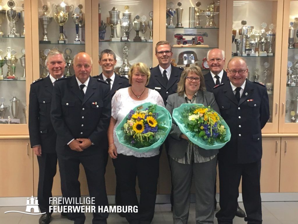 Vorne v. l. : Karl-Heinz und Rosi Kahl, Margret und Heinz Buschmann; hinten v. l. : LBF/V a. D. Werner Burmester, WF Bernd Rieck, BERF Karsten Dabelstein, Ehrenwehrführer Heino Goes. ©Lars Rieck