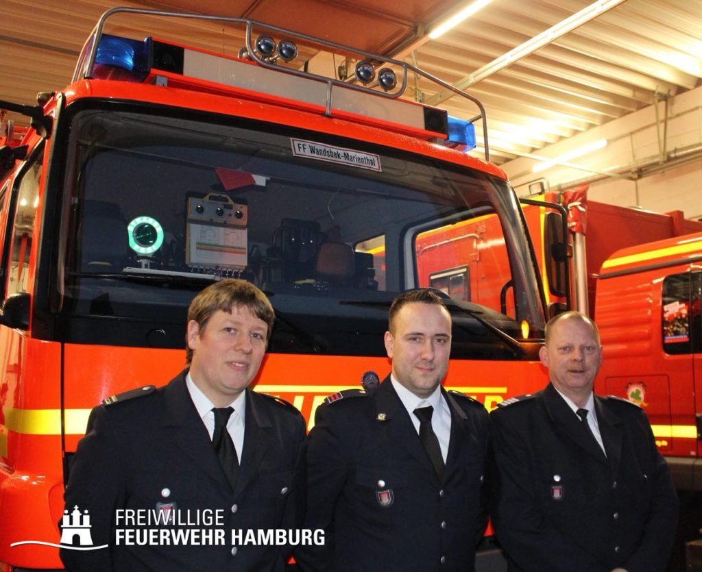 (v.l.n.r.)
WF Jan Hinterkeuser, WF/V Fabian Krull und Bereichsführer Wandsbek Torsten Hansche