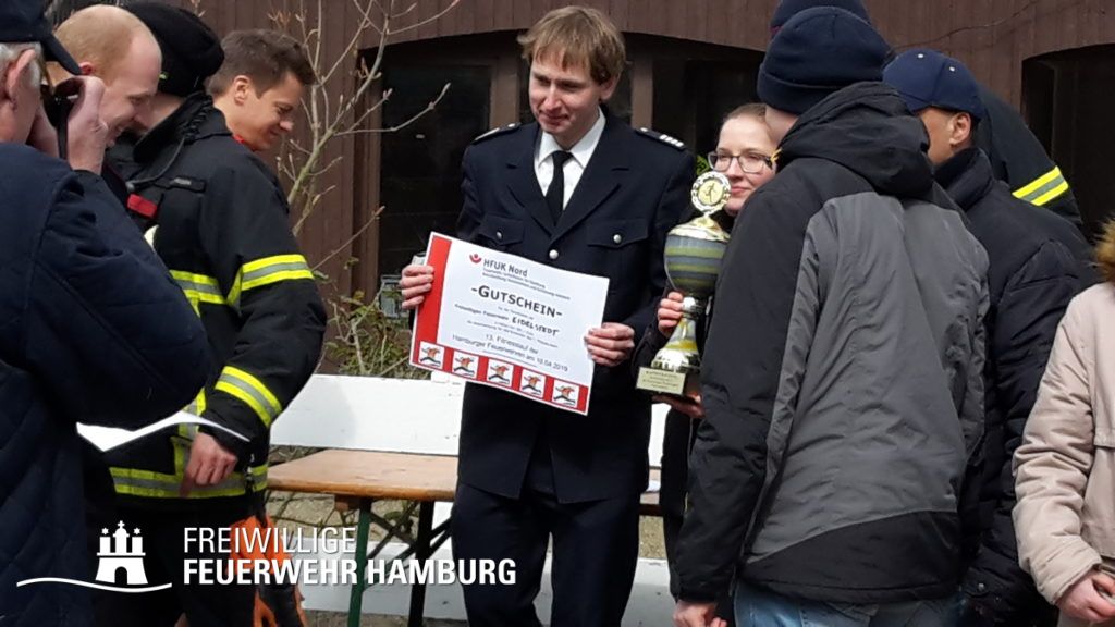 BerF J. Wilbrandt überreicht den Gewinnergutschein an die FF Eidelstedt.