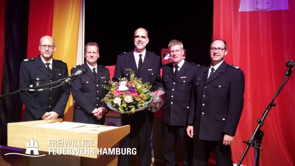 Jubilar Jürgen Langeloh, umrahmt von den Führungskräften aus Wehr, Bereich und Landesbereich