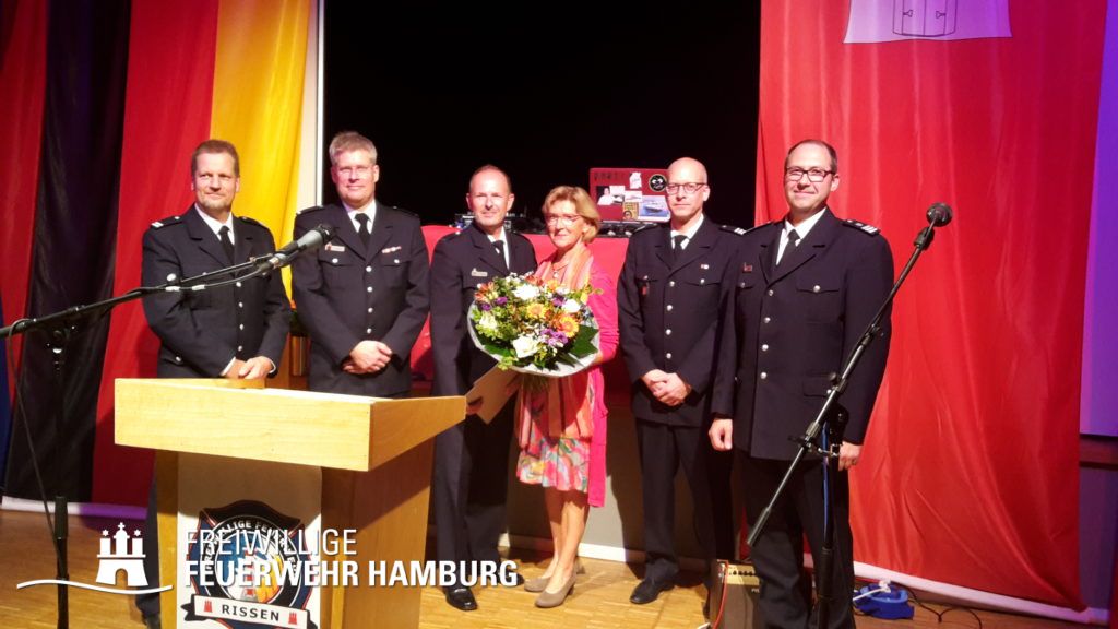 Jubilar Andreas Hesse mit Ehefrau, umrahmt von den Führungskräften aus Wehr, Bereich und Landesbereich