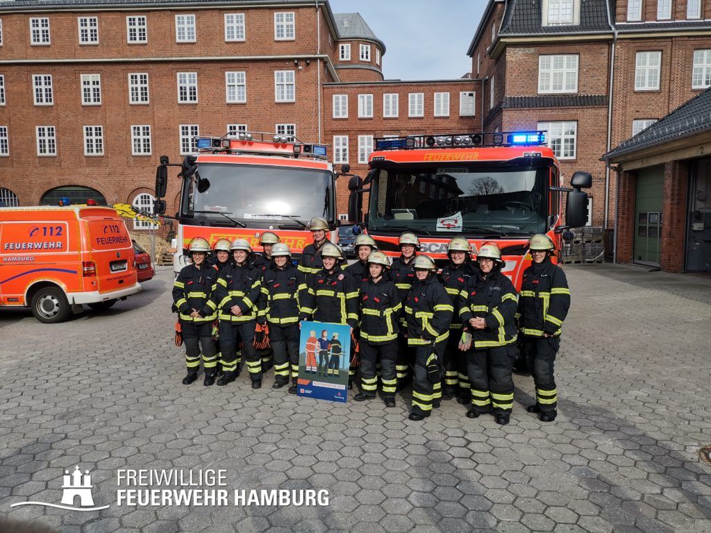 Die Kolleginnen und Kameradinnen beim Treffen mit den Medien. Zusammen sind sie im Einsatz für Hamburg.