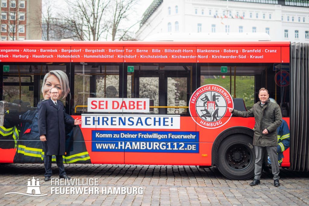 Sei dabei - Ehrensache! Innensenator Andy Grote und Landesbereichsführer Harald Burghart präsentieren die neuen Busse im Kleid der Freiwilligen Feuerwehr Hamburg.
