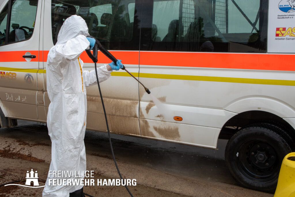 Die Fahrzeuge der Hilfsorganisationen werden nach ihren Einsatz im Katastrophengebiet gereinigt
