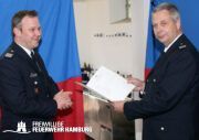 BERF Lars Eggers übergibt dem WF a.D. Michael Weiland seine Emtlassungsurkunde