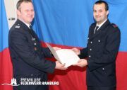 BERF Lars Eggers übergibt Steven Zabel die Ernennungsurkunde zum WF der FF Öjendorf