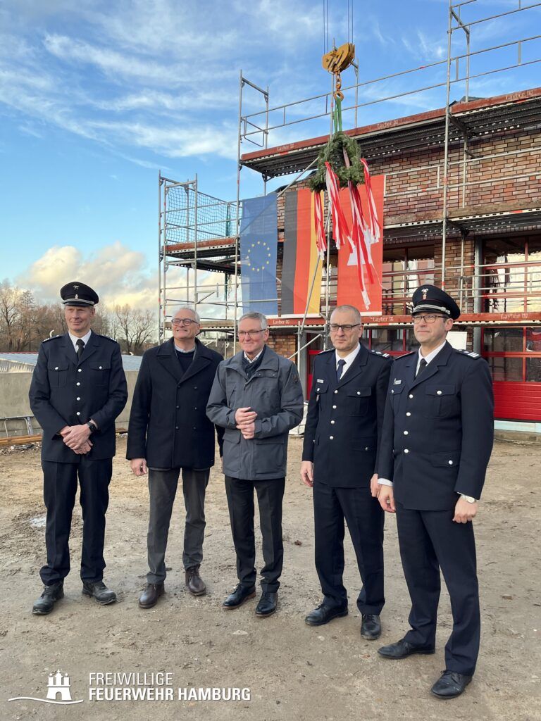 Wehrführer Heiner Meyns, Martin Görge (Sprinkenhof), Thomas Schuster (Staatsrat), Jan Peters (Führungsdienst Feuerwehr Hamburg) und Landesbereichsführer Harald Burghart (v.l.)