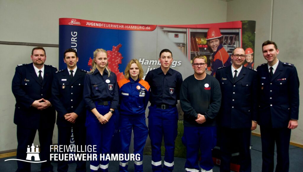 v.l.: Landesjugendfeuerwehrwart-Vertreter Henrik Strate, Leiter des Instituts Feuerwehrtechnik Bastian Fischer, Landesjugendsprecher:innen Mia, Marina, Noah-Amin und Kenai, Landesbereichsführer Harald Burghart und Landesjugendfeuerwehrwart Kai Winter.