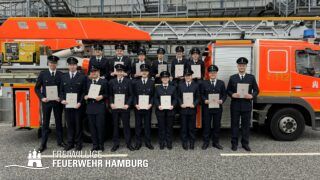 TMA Prüfung am 16.12.2023 - Gruppenbild vor der Drehleiter mit allen bestandenen Prüflingen